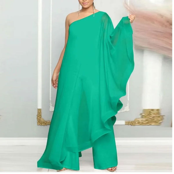 Vrouw in elegante, asymmetrische groene jurk met wijde pijpen, perfecte outfit voor avondfeesten. Trendy mode, stijlvolle dameskleding.