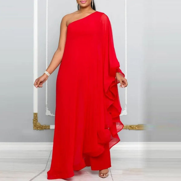Rode asymmetrische avondjurk met één schouder, vloerlengte, elegante ruches, gedragen door een vrouw, perfect voor formele gelegenheden.