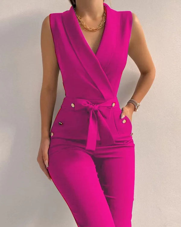 Felroze jumpsuit met diepe V-hals, gouden knopen en strikceintuur. Perfect voor modieuze dameskleding, elegant en stijlvol ontwerp.