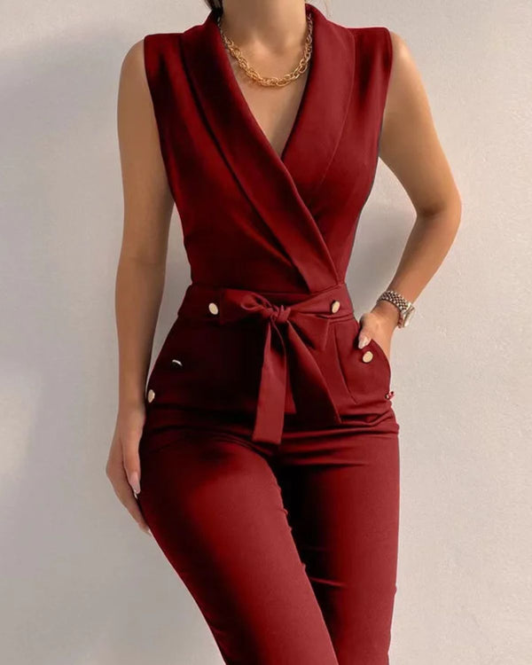 Rode mouwloze jumpsuit met V-hals en strikceintuur, elegante damesmode, perfect voor avondkleding of zakelijke evenementen.