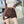 Vrouw in trendy bruine cargoshorts met zakken, gecombineerd met een witte crop top en lange mouwen, modieuze zomerkleding, straatstijl.