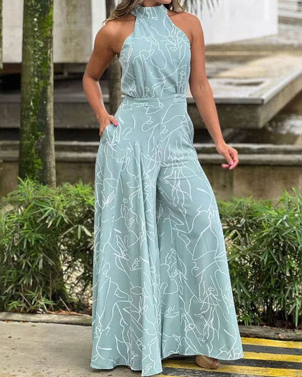 Vrouw in stijlvolle, lichtblauwe jumpsuit met abstracte witte lijnen, buiten gefotografeerd. Trendy damesmode, zomeroutfit, casual chic.