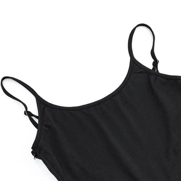 Zwarte dames tanktop met dunne bandjes, minimalistisch ontwerp, casual mode, comfortabele pasvorm, ideaal voor zomeroutfits en gelaagdheid.