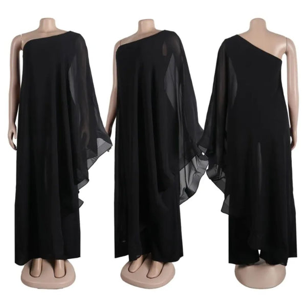 Zwarte asymmetrische avondjurk met één schouder en vloeiende chiffon cape, elegant ontwerp voor formele gelegenheden, driekwart lengte.