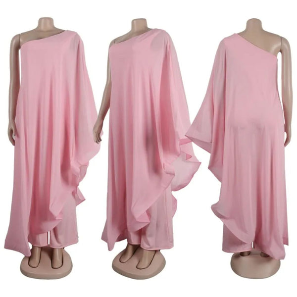 Roze asymmetrische jurk op paspop, vloeiende stof, driekwart mouwen, elegante avondjurk, modieuze dameskleding, perfect voor speciale gelegenheden.