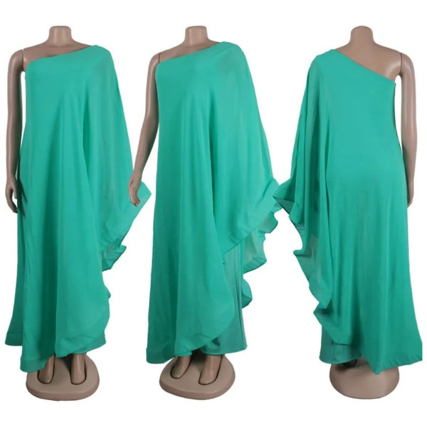 Groene asymmetrische jurk op paspop, driekwart zicht. Elegante avondjurk, vloeiende stof, modieuze dameskleding, perfect voor speciale gelegenheden.