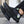 Zwarte sportschoenen met dikke zool en paarse strepen, gedragen door persoon. Comfortabele hardloopschoenen, ideaal voor sport en dagelijks gebruik.
