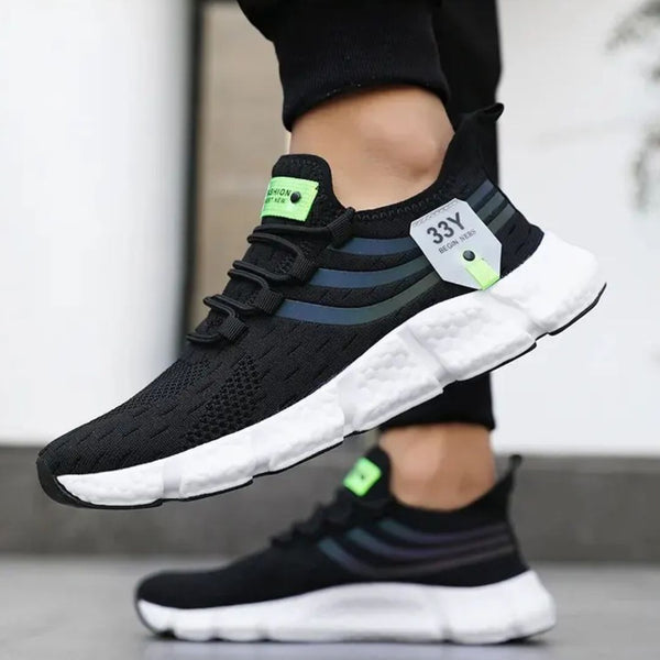 Zwarte sportschoenen met witte zool, groene accenten en label "33Y". Ideaal voor hardlopen en fitness. Comfortabele en modieuze sneakers.