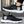 Zwarte sportschoenen met witte zool, groene accenten en merklabel 