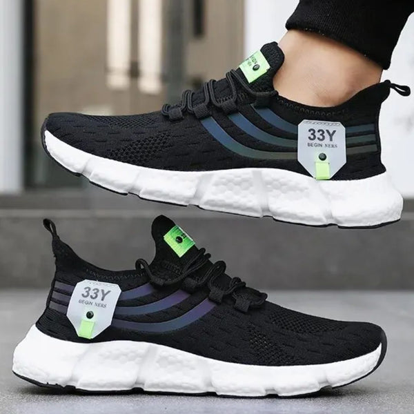Zwarte sportschoenen met witte zool, groene accenten en merklabel "33Y". Geschikt voor hardlopen en casual gebruik. Comfortabele en modieuze sneakers.