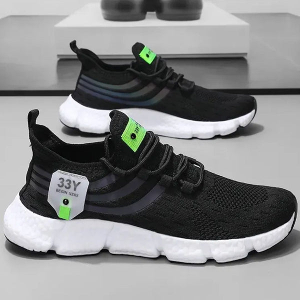 Zwarte sportschoenen met witte zool, groene accenten en reflecterende strepen, ideaal voor hardlopen en casual gebruik. Comfortabel en stijlvol ontwerp.