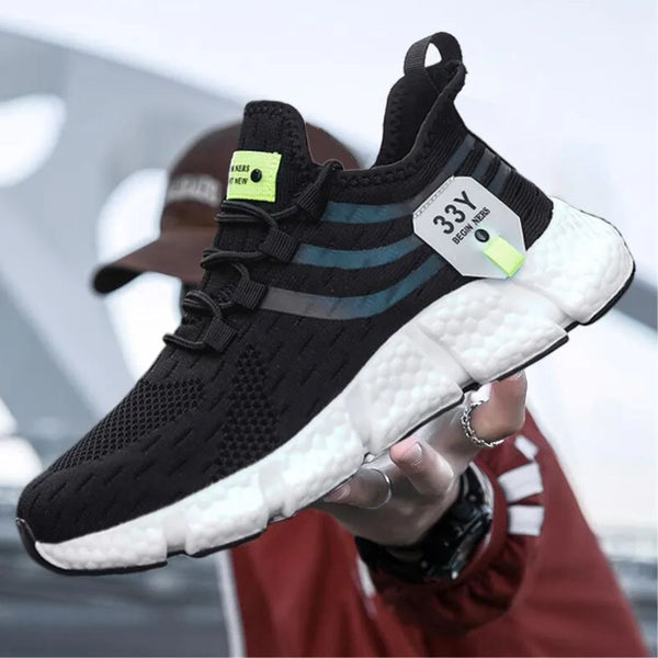 Zwarte sportschoen met witte zool en blauwe strepen, vastgehouden door persoon in rode jas. Moderne sneakers, ademend mesh, sportief design.