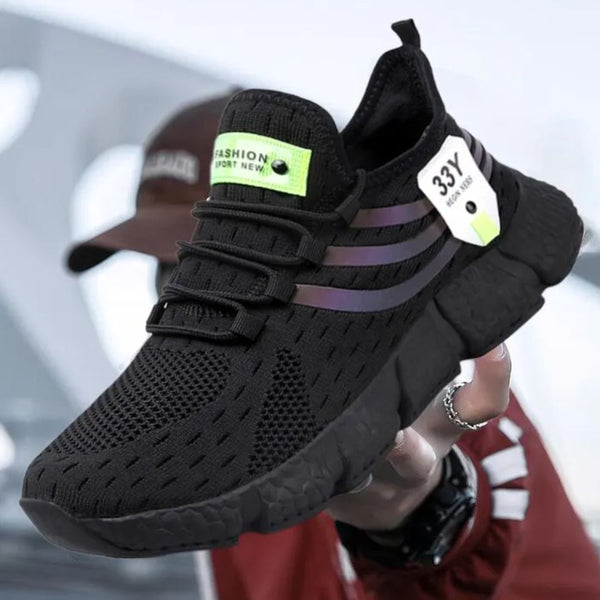 Zwarte sportschoen met ademend mesh, paarse strepen en neon accenten, ideaal voor hardlopen en fitness. Comfortabele en modieuze sneaker.