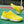 Gele sportschoenen op tennisbaan, ademend mesh, lichtgewicht ontwerp, ideaal voor hardlopen en tennis. Comfortabele pasvorm, duurzame zool.