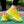Heldere gele tennisschoenen met witte accenten op een tennisbaan. Comfortabele sportschoenen voor optimale prestaties. Geschikt voor heren en dames.
