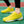 Gele tennisschoenen op tennisbaan, sportieve sneakers voor heren, comfortabele hardloopschoenen, ademend ontwerp, duurzame zolen.
