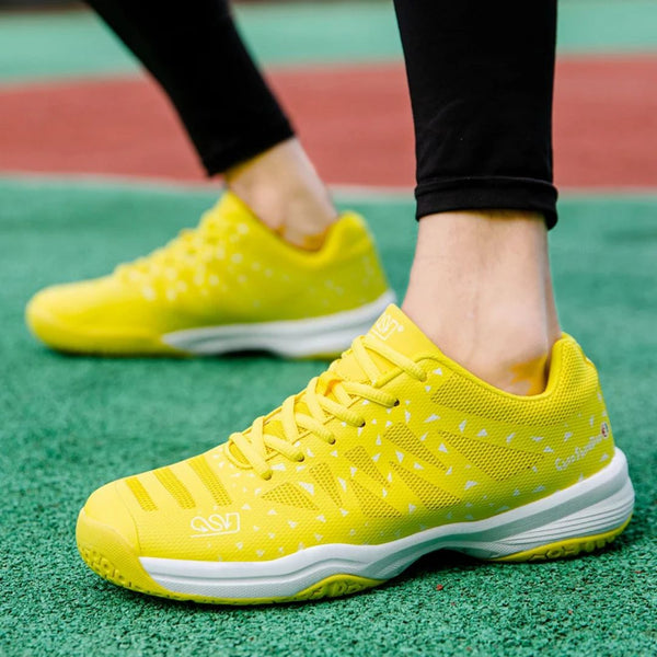Gele tennisschoenen op tennisbaan, sportieve sneakers voor heren, comfortabele hardloopschoenen, ademend ontwerp, duurzame zolen.