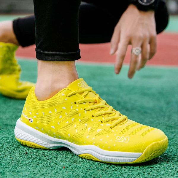Gele sportschoen met witte accenten op groen sportveld, close-up. Ideaal voor hardlopen en fitness. Comfortabele pasvorm, trendy design.