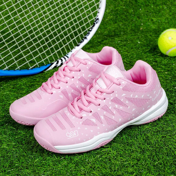 Roze tennisschoenen op gras met tennisracket en bal, sportieve dames sneakers, ademend ontwerp, ideaal voor tennis en outdoor activiteiten.