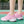 Roze tennisschoenen op tennisbaan, sportieve dames sneakers, ademend mesh, comfortabele pasvorm, geschikt voor buitenactiviteiten, sportmode.