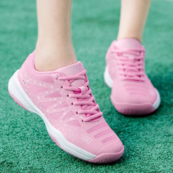 Roze tennisschoenen voor dames op groene ondergrond, sportieve sneakers met veters, ademend ontwerp, ideaal voor tennis en casual gebruik.