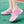 Roze tennisschoenen voor dames op groene ondergrond, sportieve sneakers met witte accenten, ideaal voor tennis en fitness.