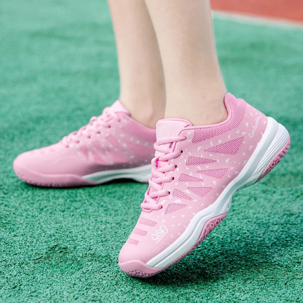 Roze tennisschoenen voor dames op groene ondergrond, sportieve sneakers met witte accenten, ideaal voor tennis en fitness.