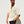 Stijlvolle man in crèmekleurig gehaakt overhemd, zonnebril en horloge, poseert tegen witte achtergrond. Zomermode, herenstijl, casual look.