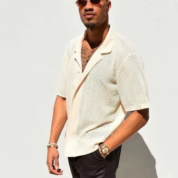 Stijlvolle man in crèmekleurig gehaakt overhemd, zonnebril en horloge, poseert tegen witte achtergrond. Zomermode, herenstijl, casual look.