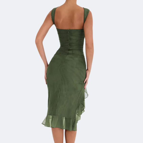 Groene midi-jurk met ruches, mouwloos ontwerp, aansluitende pasvorm, elegante avondjurk, damesmode, zomercollectie 2024.