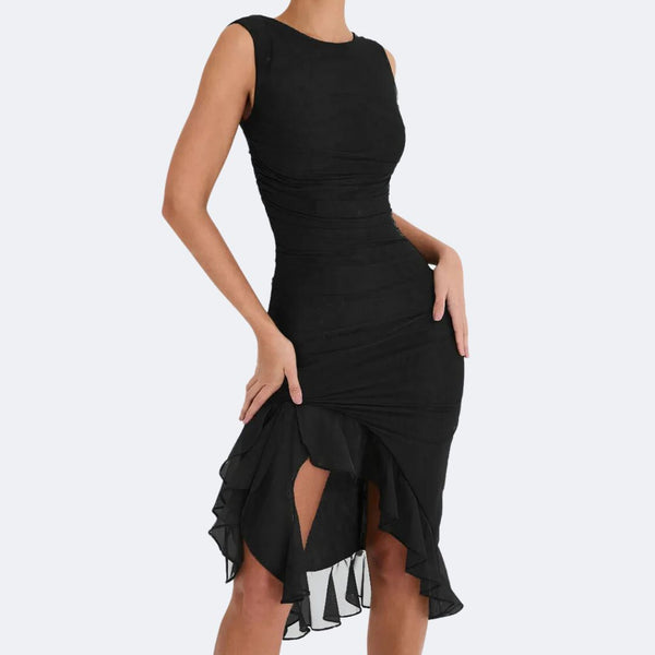 Elegante zwarte cocktailjurk met asymmetrische zoom en ruches, mouwloos ontwerp, perfect voor avondfeesten en speciale gelegenheden.