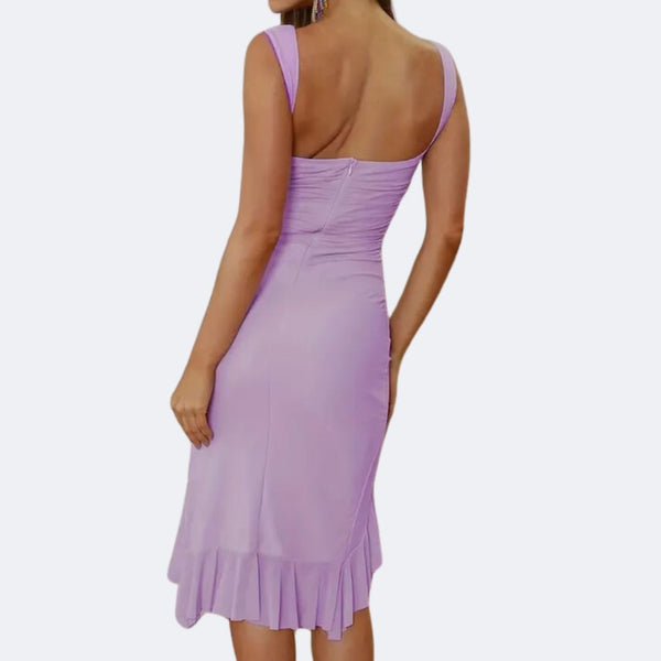 Paarse midi-jurk met ruches, mouwloos ontwerp, elegante avondjurk, damesmode, zomercollectie, stijlvolle kleding voor speciale gelegenheden.