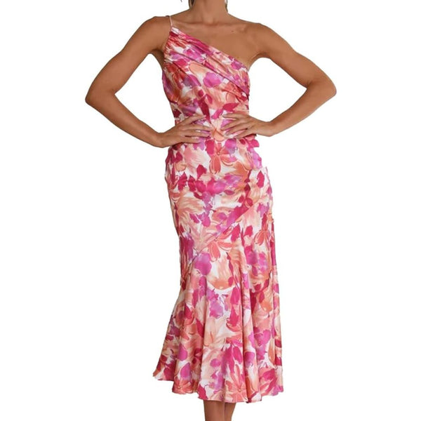 Vrouw in asymmetrische roze bloemenjurk, mouwloos, knielang. Perfect voor zomermode, elegante avondkleding, trendy damesjurk.