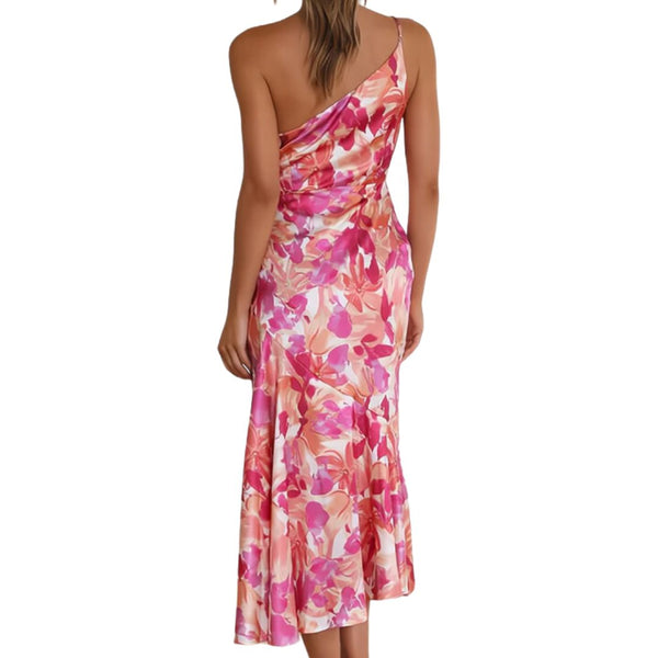 Vrouw in roze bloemenjurk met asymmetrische halslijn, zomerjurk, elegante avondkleding, modetrend 2024, achteraanzicht.