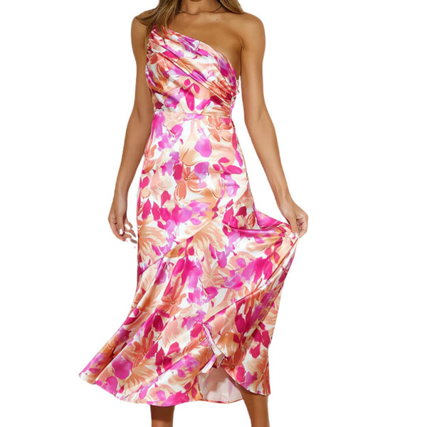 Vrouw in roze bloemenjurk met asymmetrische halslijn, elegante zomerjurk, modetrend 2024, kleurrijke bloemenprint, stijlvolle dameskleding.