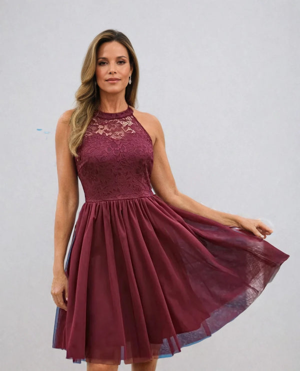 Vrouw in elegante bordeauxrode kanten jurk met halternek en wijde rok, perfect voor avondfeesten. Stijlvolle mode, dameskleding, feestjurk.