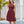 Vrouw in elegante bordeauxrode kanten jurk bij zwembad, zomermode, cocktailjurk, stijlvolle avondkleding, trendy dameskleding.