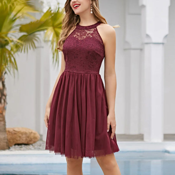 Vrouw in elegante bordeauxrode kanten jurk bij zwembad, zomermode, cocktailjurk, stijlvolle avondkleding, trendy dameskleding.