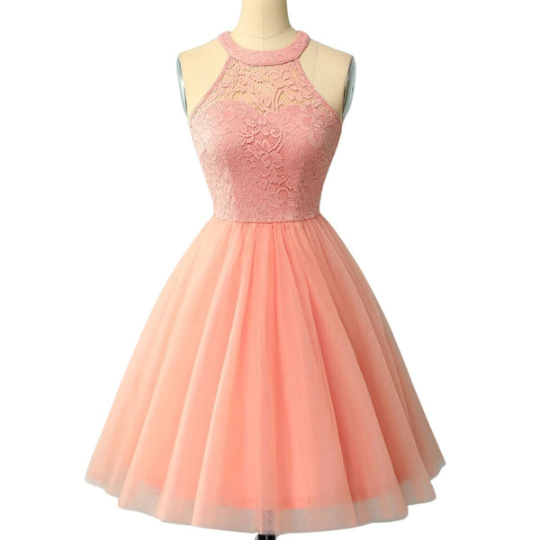 Roze kanten cocktailjurk met halternek en tule rok, perfect voor feestelijke gelegenheden. Elegante damesmode, trendy avondkleding.