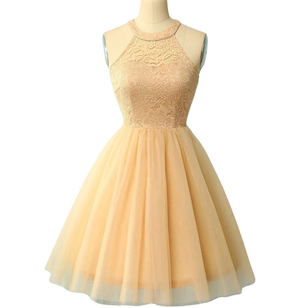 Beige kanten cocktailjurk met tule rok, mouwloos en halternek. Perfect voor feestelijke gelegenheden. Elegante damesmode, zomerjurk.