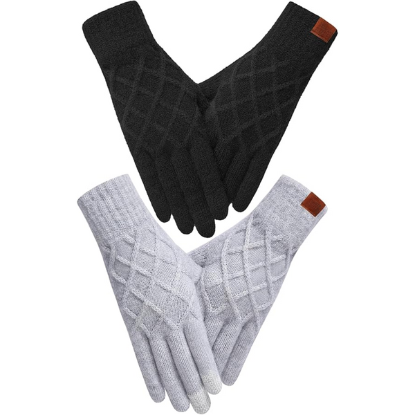 Twee paar gebreide handschoenen, zwart en grijs, met ruitpatroon en touchscreen-vingertoppen. Ideaal voor wintermode en smartphonegebruik.
