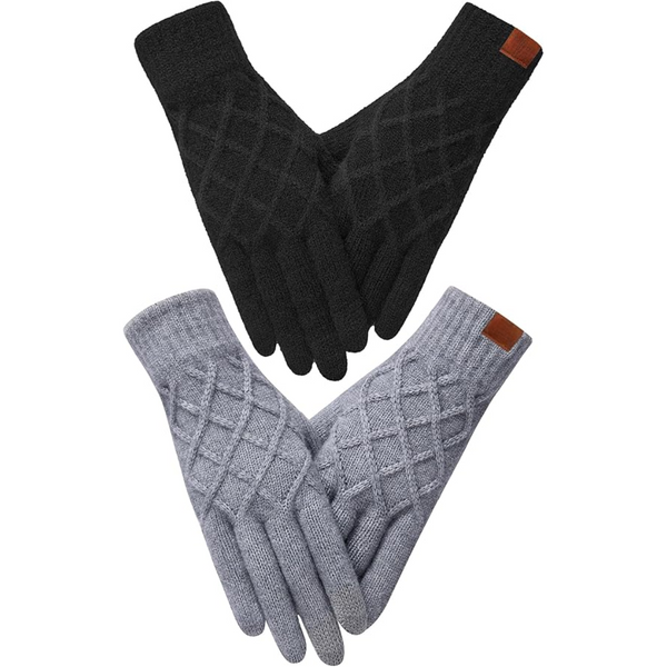 Twee paar gebreide handschoenen, zwart en grijs, met ruitpatroon en leren label. Winteraccessoires, warme handschoenen voor heren en dames.