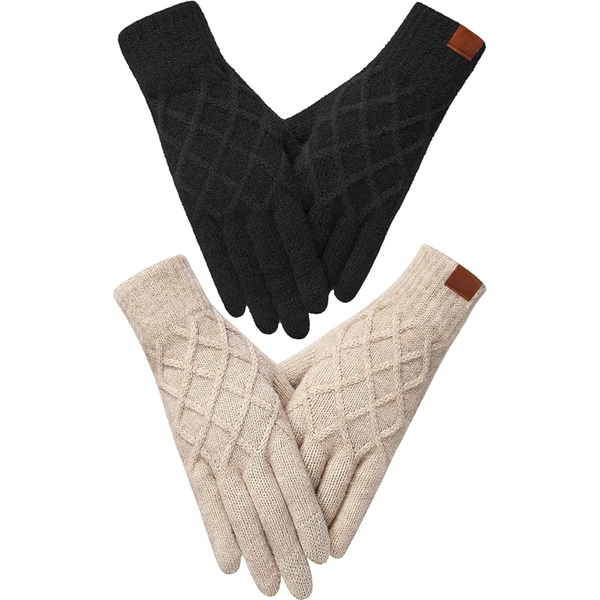 Twee paar gebreide handschoenen, zwart en beige, met ruitpatroon en leren label. Winteraccessoires, warme handschoenen voor heren en dames.