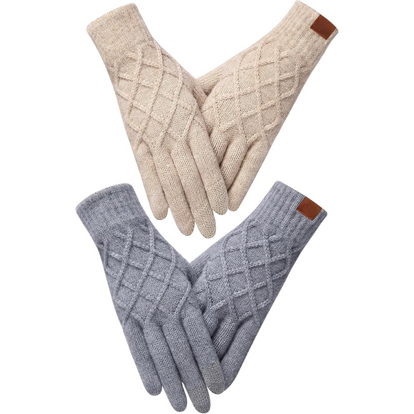 Twee paar gebreide handschoenen, beige en grijs, met ruitpatroon en leren label. Winteraccessoires, warme handschoenen voor heren en dames.