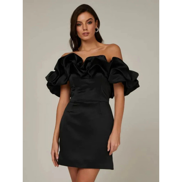 Elegante zwarte off-shoulder jurk met volumineuze ruches, perfect voor avondkleding. Stijlvolle damesmode, geschikt voor speciale gelegenheden.