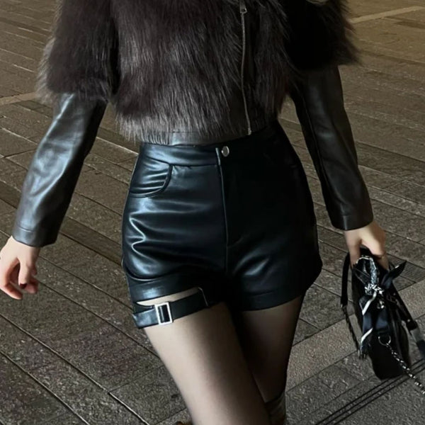 Vrouw in zwarte leren outfit met bontjas, korte broek en panty, draagt een stijlvolle handtas. Modieuze herfst- of winterkleding.