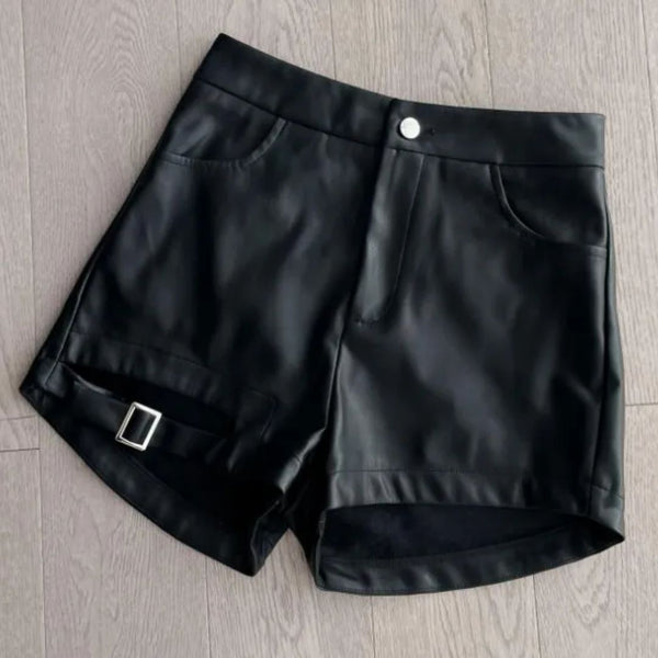 Zwarte leren dames short met zilveren gesp, modieuze hoge taille, perfect voor trendy zomeroutfits. Comfortabele pasvorm, stijlvol design.