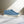 Blauwe suède herenschoenen op marmeren vloer, zijaanzicht. Stijlvolle casual schoenen, perfect voor modebewuste mannen. Luxe en comfort gecombineerd.