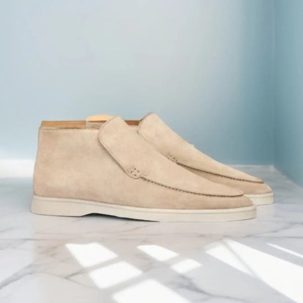 Beige suède herenschoenen op marmeren vloer, stijlvolle casual schoenen, zijaanzicht, moderne mode, lichtblauwe achtergrond.