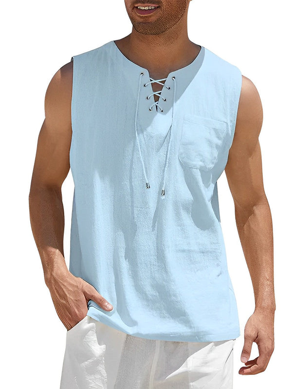 Lichtblauw linnen mouwloos shirt met veterhals en borstzak, gedragen door een man. Perfect voor zomerse casual outfits en strandkleding.